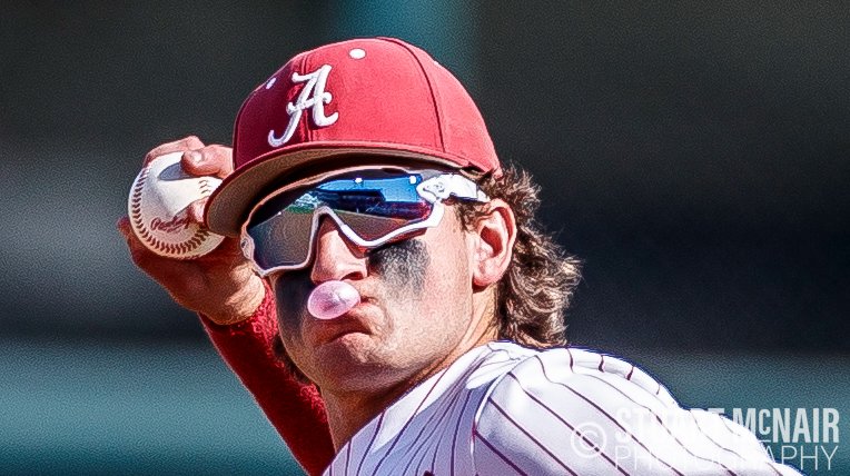 stuartkmcnair's tweet photo. I love this pic. Such a baseball look. https://t.co/sZyf0ugMfy