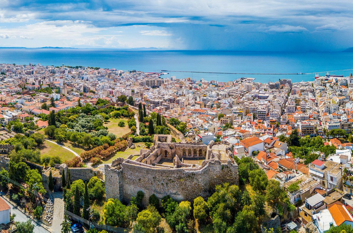 mythsofgreece's tweet photo. The beautiful town of Patras in the north of the Peloponnese. This gorgeous seaside town is home to the production of the Greek drink "Loux" which is available in several countries and has been in production since 1950 #Greek #peloponnese #loux #coastal #photography https://t.co/9OsbZQgeAv