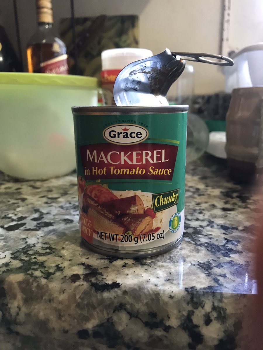 YouLyew's tweet photo. Nah lie still… Grace Brand short change mi wid deh one ya. This is like Bag of Air(Chips) vs 1 outta 3 chunks missing #GraceMackerel @gracefoods #teamgrace https://t.co/jv60OcFtyj