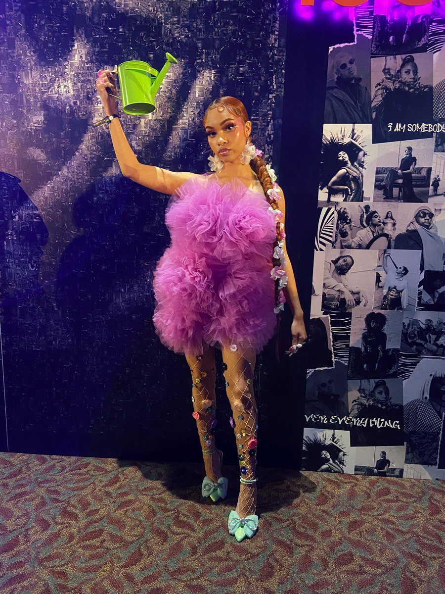 TiaraIvette's tweet photo. flowergirlti💐 #danceformike 🧡 https://t.co/cVXLVolNBU
