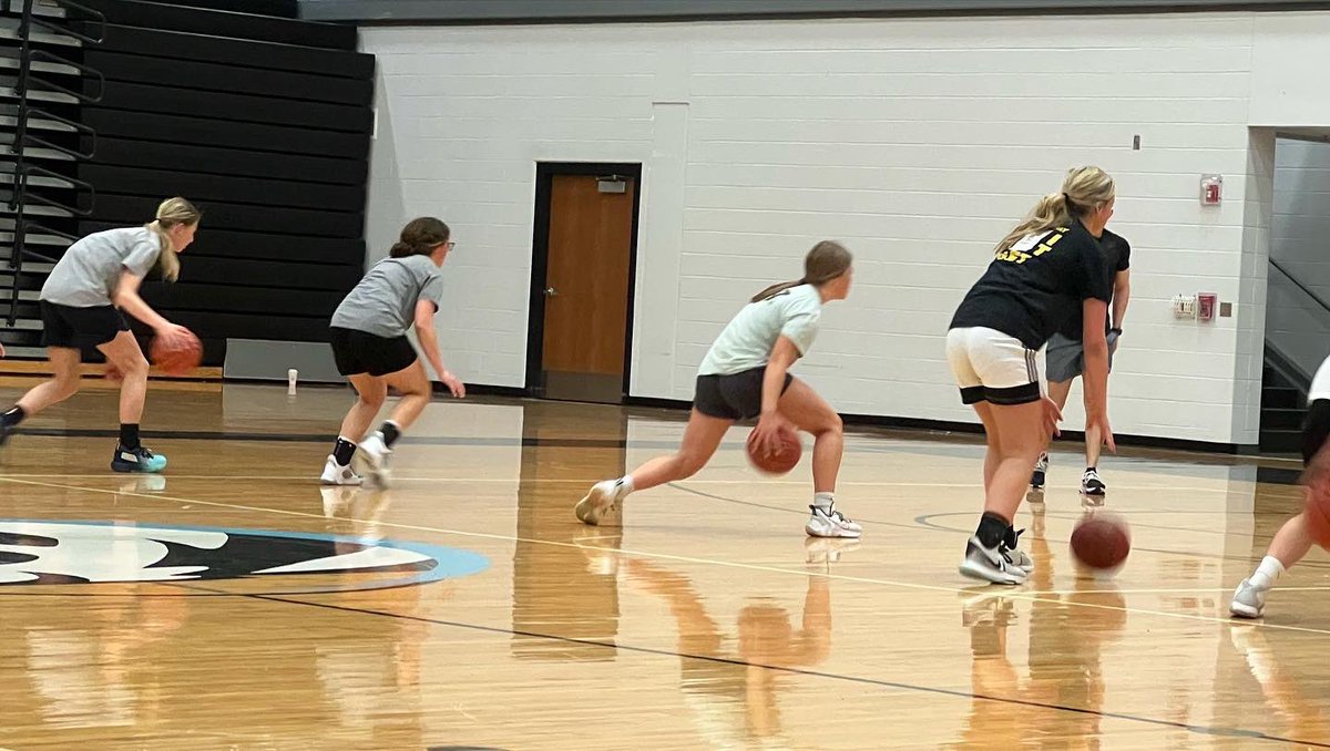 LoveseeSonya's tweet photo. Practice #1 of 2 today 🏀
#wheatstateelite @LoveseeTinley @jlovesee https://t.co/iT6nvlLBWo