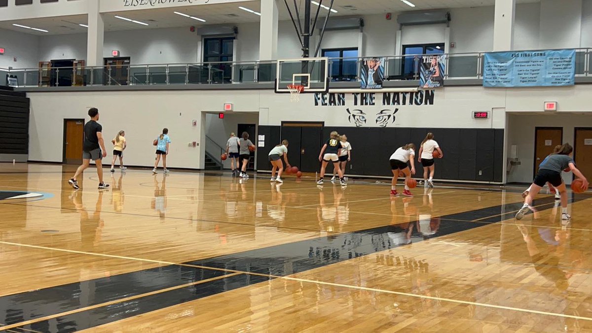 LoveseeSonya's tweet photo. Practice #1 of 2 today 🏀
#wheatstateelite @LoveseeTinley @jlovesee https://t.co/iT6nvlLBWo