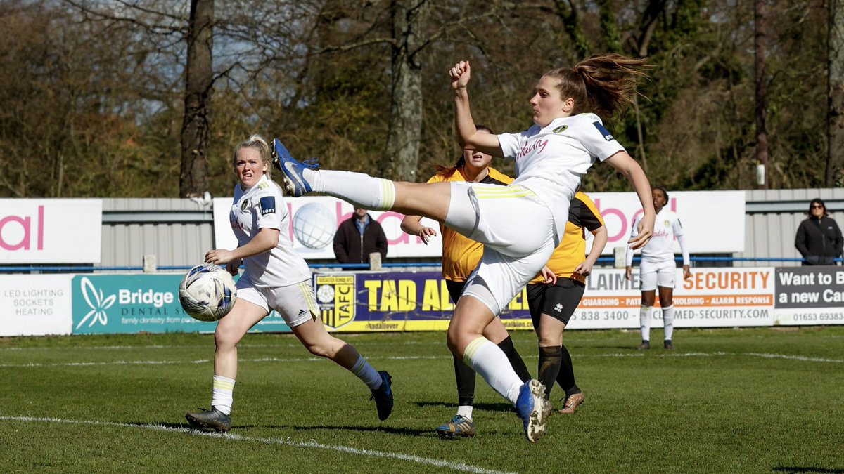 LUFCesp's tweet photo. FINAL | 0-2 | 👩 El Leeds United Ladies de @danohearne cae ante el Norton Ladies en el duelo correspondiente a la Women's National League. 😭😭😭😭

🔢 Las Whites tienen 30 puntos y seguirán en la tercera plaza. 👊 

#LUFC #MOT 💛💙💛💙 https://t.co/ydbwX4cg8o