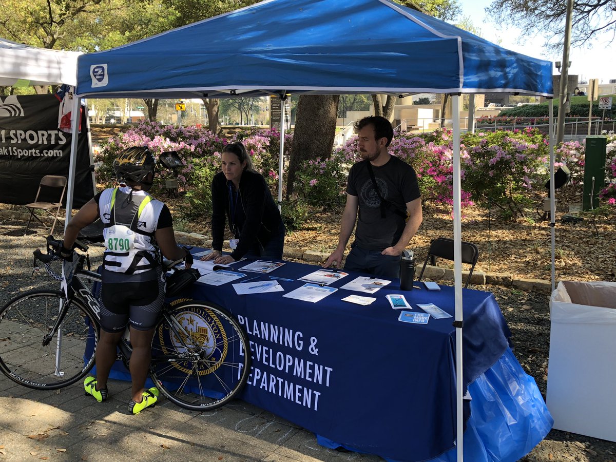 planman72's tweet photo. @HoustonPlanning at #tourdehouston talking @HoustonBikePlan and #visionzeroHou https://t.co/UD9zQS3Yv3