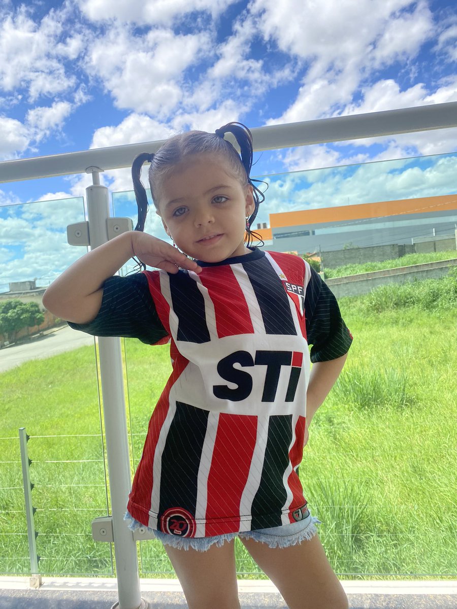 ti_nnah's tweet photo. Quantos anos tem essa camiseta? #VamosSaoPaulo ❤️🤍🖤 https://t.co/3BaUtSn3fd
