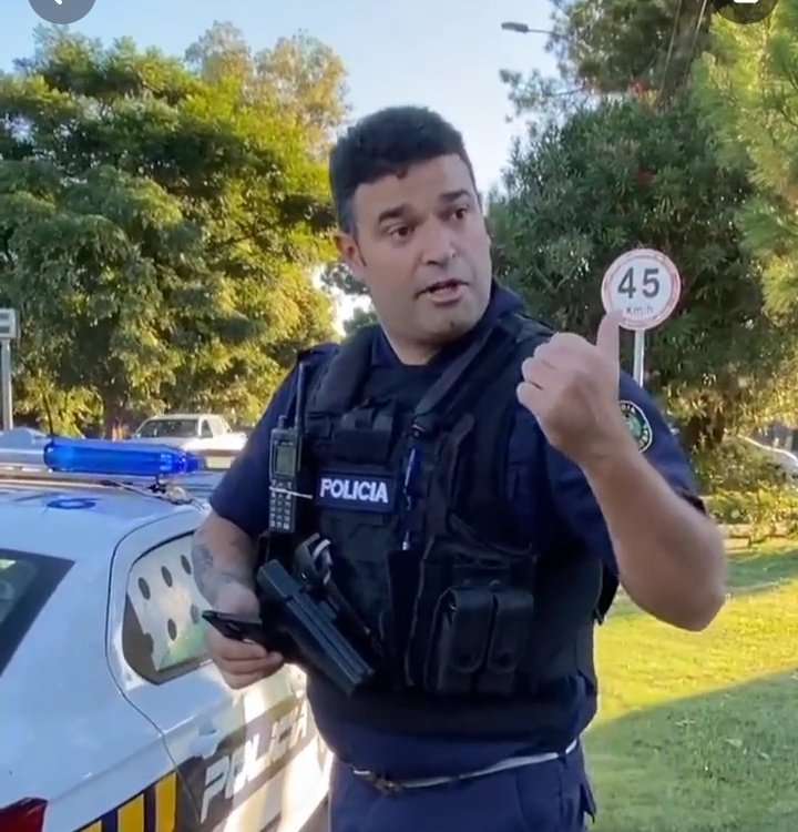 EdwardHolfman's tweet photo. Mi total apoyo a este #funcionario #policial y a todos los buenos funcionarios policiales, que cumplen a diario la tarea de prevenir delitos y brindar protección y seguridad a cada ciudadano de nuestro País 👮���♂️🇺🇾 https://t.co/WKvSOkMJ2J