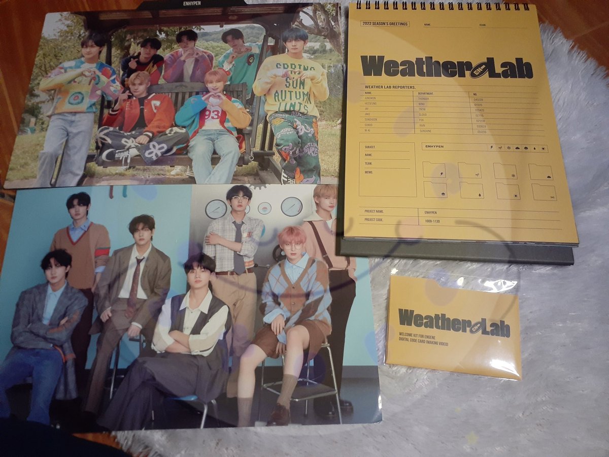 mooniestore_'s tweet photo. 🍭 seasons greetings enhypen 2022 (desk calendar, minpos, digcode, sunki , + outbox)

~ good condition
~ calendar baru dibuka plastik aja
~ 85k https://t.co/miyT01C0Yw