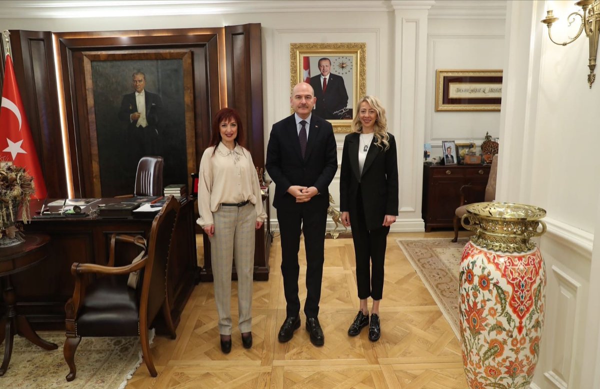 .<a href="/TC_icisleri/">T.C. İçişleri Bakanlığı</a> Sn <a href="/suleymansoylu/">Süleyman Soylu</a> makamında ziyaret ettik.
Belediyelerin hayvanlara yönelik uygulamaları ve barınakların Valiliklerce etkin denetlenmesi,
Pit trv. ve tüm hayvanlar için sorunlarımız ve çözüm önerilerimizi arz ettik.
Can dostu bakanımıza şükran ve minnetle
Nihal Kasa