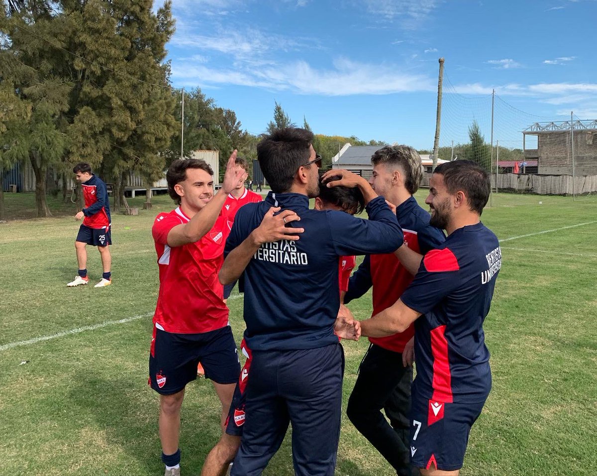 Rentistas_U's tweet photo. ¡𝐃𝐞𝐛𝐮𝐭 𝐜𝐨𝐧 𝐯𝐢𝐜𝐭𝐨𝐫𝐢𝐚! 🙌🏾 

•Gran victoria para empezar con el pie derecho en busca del objetivo ❤️🤍
•
•
 📸 ¡𝐓𝐎𝐃𝐎𝐒 𝐉𝐔𝐍𝐓𝐎𝐒! 

#Masqueunclubunafamilia 🫂 https://t.co/WyLEJf2j8W