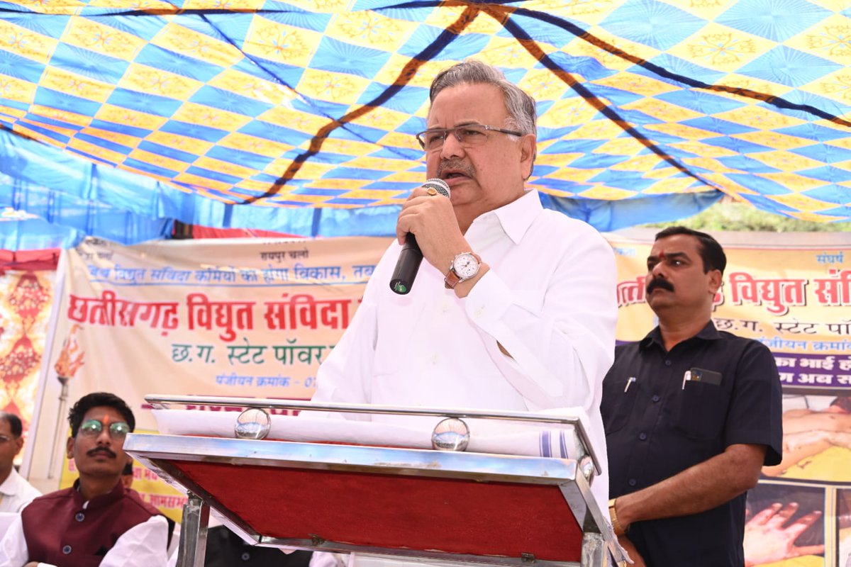 JaltarePratik's tweet photo. आज हमारे हड़ताल को पूरे 25 दिन हो गये हैं हमारे समर्थन में आज पूर्व मुख्यमंत्री डाॅ रमन सिंह जी आये थे आपका बहुत बहुत आभार जो आप हम जैसे शोषित संविदा कर्मचारियों के समर्थन में आये और हमारे लिये आवाज बुलंद किए। #छत्तीसगढ़_विद्युत_संविदा_कर्मचारियों_को_नियमित_करो 
#Strike✊#cg https://t.co/elb6mu69E7