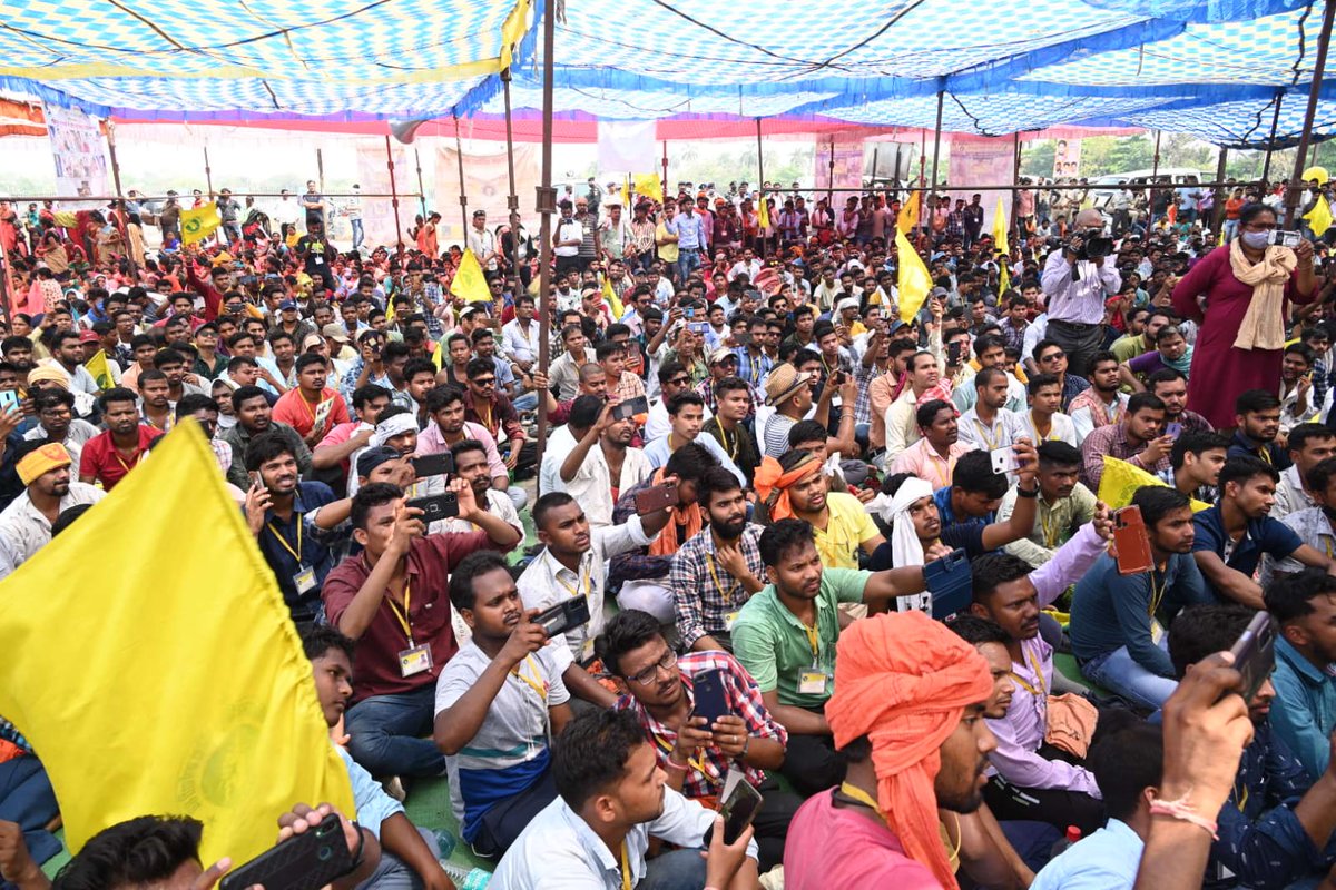 JaltarePratik's tweet photo. आज हमारे हड़ताल को पूरे 25 दिन हो गये हैं हमारे समर्थन में आज पूर्व मुख्यमंत्री डाॅ रमन सिंह जी आये थे आपका बहुत बहुत आभार जो आप हम जैसे शोषित संविदा कर्मचारियों के समर्थन में आये और हमारे लिये आवाज बुलंद किए। #छत्तीसगढ़_विद्युत_संविदा_कर्मचारियों_को_नियमित_करो 
#Strike✊#cg https://t.co/elb6mu69E7