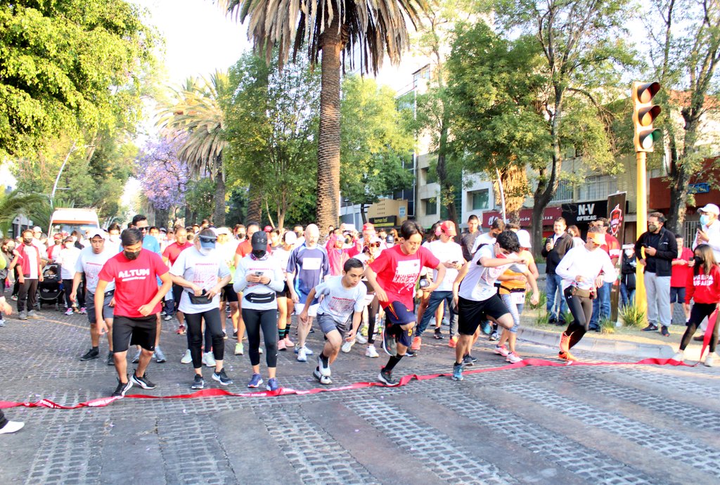 KarlaMrtnzL's tweet photo. Iniciando el domingo con jóvenes de la @PrepasUPAEP quienes realizan la Carrera #HungerRace 2022 de 5 y 10 kilómetros 🏃🏃♀️ en la Avenida Juárez, como parte del #InterPrepasUPAEP 🏁
¡Felicidades a las y los organizadores por promover el deporte en la comunidad universitaria! https://t.co/84RiYj0AIL