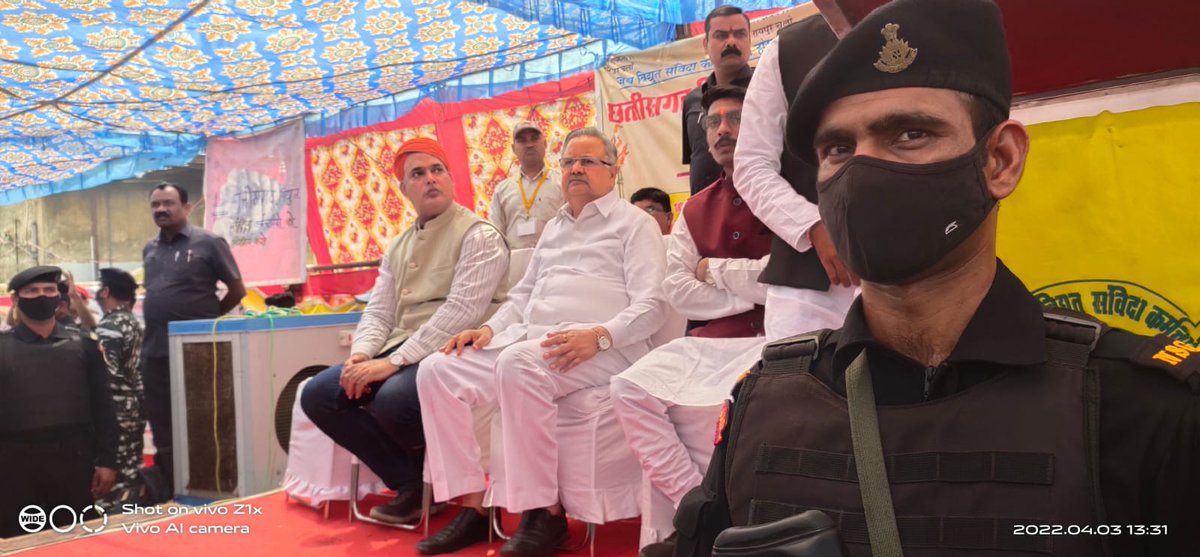 JaltarePratik's tweet photo. आज हमारे हड़ताल को पूरे 25 दिन हो गये हैं हमारे समर्थन में आज पूर्व मुख्यमंत्री डाॅ रमन सिंह जी आये थे आपका बहुत बहुत आभार जो आप हम जैसे शोषित संविदा कर्मचारियों के समर्थन में आये और हमारे लिये आवाज बुलंद किए। #छत्तीसगढ़_विद्युत_संविदा_कर्मचारियों_को_नियमित_करो 
#Strike✊#cg https://t.co/elb6mu69E7