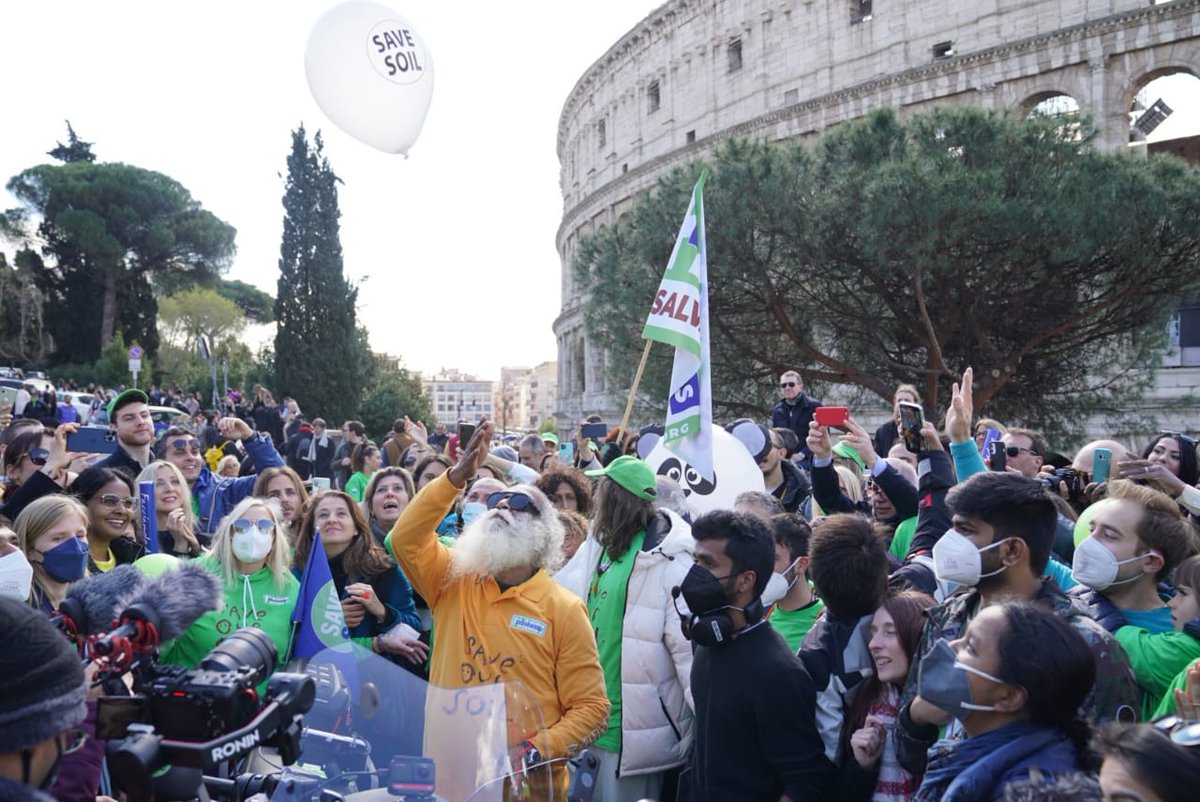 SadhguruJV's tweet image. Wonderful being in the eternal city with the beautiful people of Rome. Whether human, plant, animal or insect, soil is the basis of every Life on the planet. Time to #SaveSoil. Let’s make it happen. -Sg #SaveSoilRome @cpsavesoil