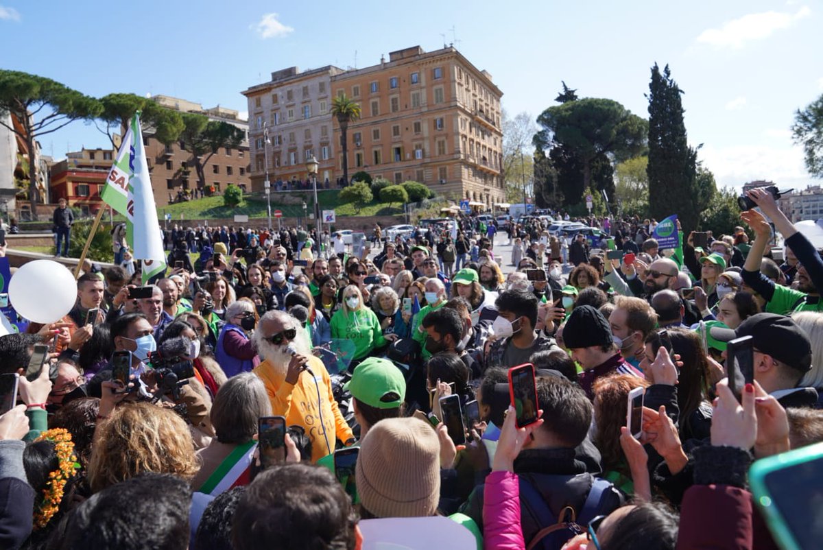 SadhguruJV's tweet image. Wonderful being in the eternal city with the beautiful people of Rome. Whether human, plant, animal or insect, soil is the basis of every Life on the planet. Time to #SaveSoil. Let’s make it happen. -Sg #SaveSoilRome @cpsavesoil