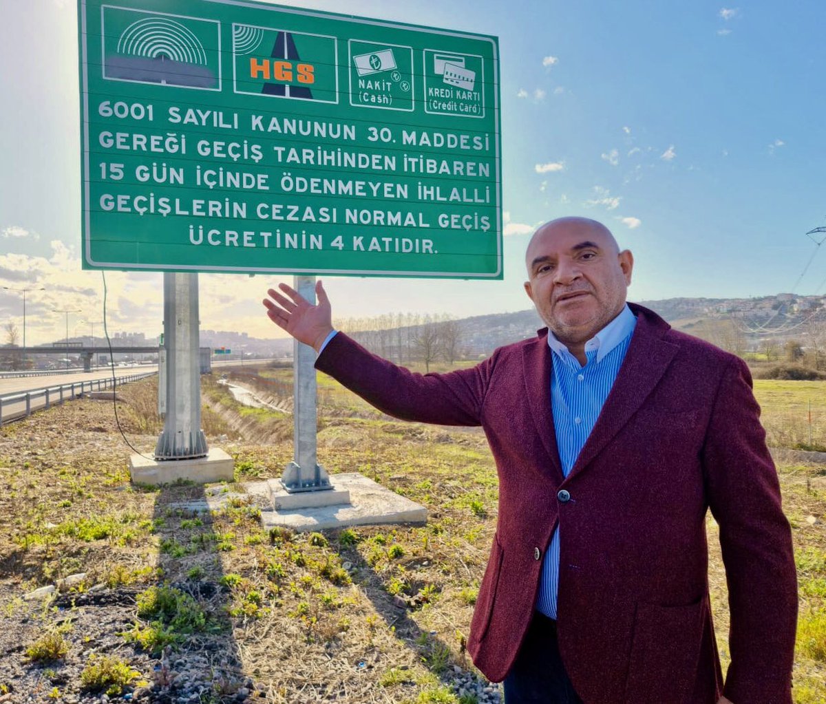 Garanti bedellerini vergilerimizle ödediğimiz köprü ve otoyol geçişlerinde HGS okunmuyor diye geçiş ihlali sayılıp 4 kat ceza kesiliyor.
Cezalar vatandaşa tebliğ edilmeden icraya veriliyor.
AKP sözünü tutsun #4KatCezaSoygunu kaldırılsın.Bu tabeladaki soygun Türkiye’ye yakışmıyor.