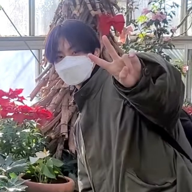 YJWONSITE's tweet photo. and when he do this pose ✌🏻 https://t.co/EvT7aePPRB