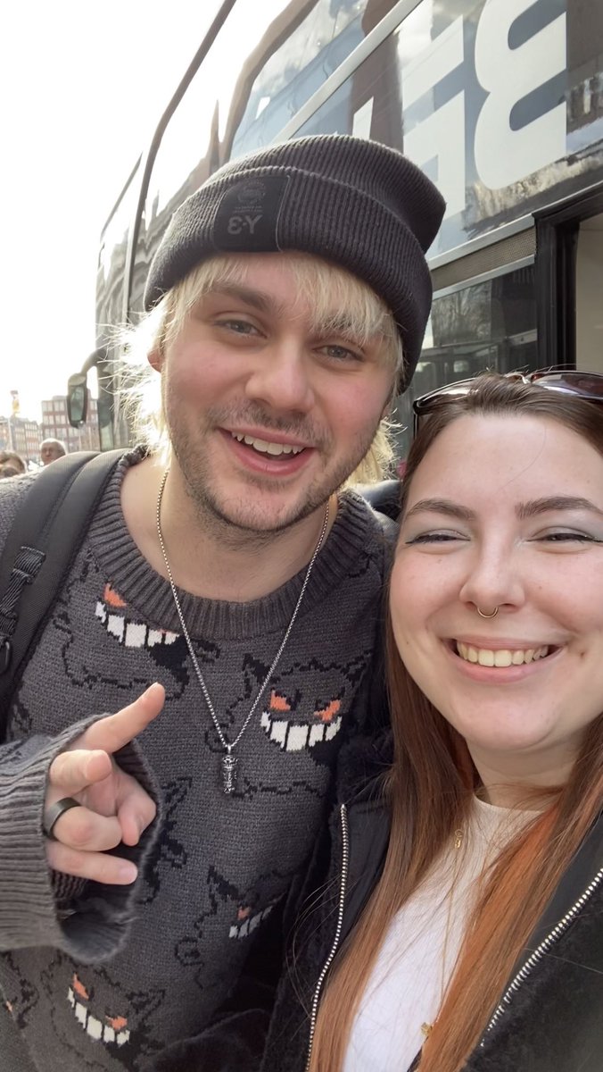 itsrocio__'s tweet photo. My band 🤧❣️ #TakeMyHandWorldTour #TakeMyHandWorldTourDublin #5SOS #5sosDublin https://t.co/uS1uTEJbOX