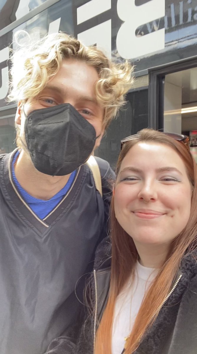 itsrocio__'s tweet photo. My band 🤧❣️ #TakeMyHandWorldTour #TakeMyHandWorldTourDublin #5SOS #5sosDublin https://t.co/uS1uTEJbOX