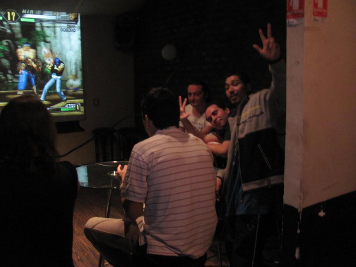 ETCMcflyChile's tweet photo. También tuvimos su #KOF98UM para los regalones <3  

En la ubicación actual de #BarIndomito es donde mismo se construyo el edificio en que #AOneGames tiene oficina. https://t.co/AkRAAPMipn