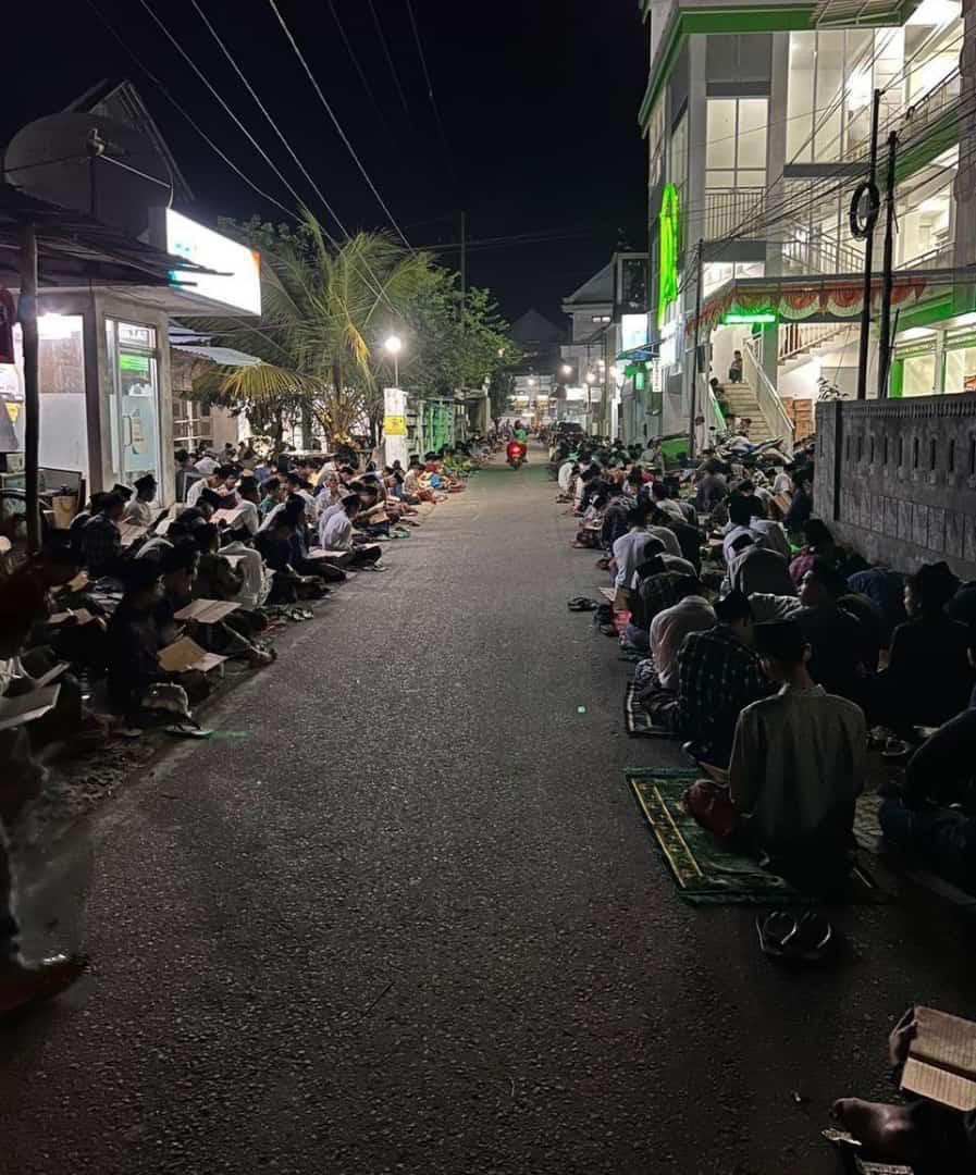 SerambiLirboyo's tweet photo. "Segala puji bagi Allah, yang meninggikan derajat anak-anak Adam di atas seluruh derajat sekalian alam."

Syaikh az-Zarnuji, Ta'lim al-Muta'allim.

Dengan apa Allah meninggikan derajat anak-anak Adam? Dengan ilmu pengetahuan dan pengamalannya di setiap sendi kehidupan. https://t.co/BWAO0AwtbD