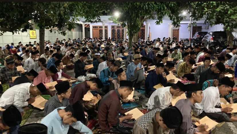 SerambiLirboyo's tweet photo. "Segala puji bagi Allah, yang meninggikan derajat anak-anak Adam di atas seluruh derajat sekalian alam."

Syaikh az-Zarnuji, Ta'lim al-Muta'allim.

Dengan apa Allah meninggikan derajat anak-anak Adam? Dengan ilmu pengetahuan dan pengamalannya di setiap sendi kehidupan. https://t.co/BWAO0AwtbD