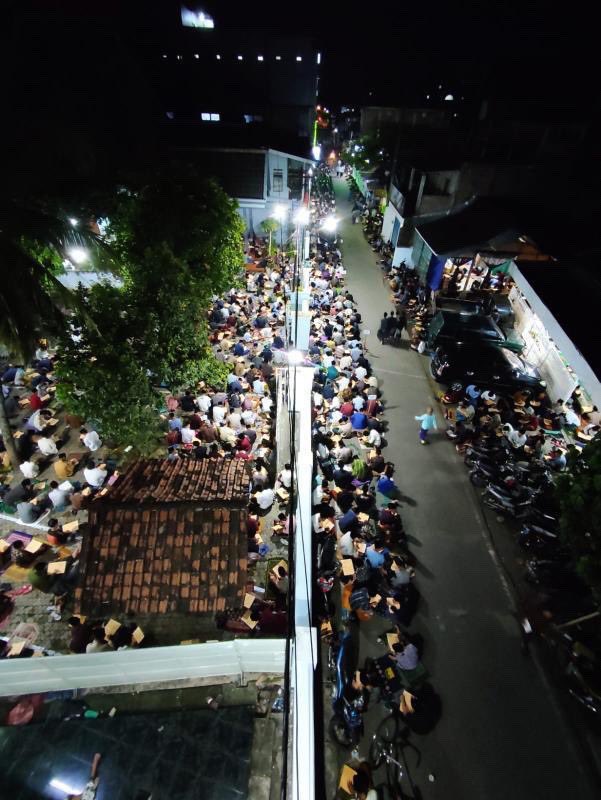 SerambiLirboyo's tweet photo. "Segala puji bagi Allah, yang meninggikan derajat anak-anak Adam di atas seluruh derajat sekalian alam."

Syaikh az-Zarnuji, Ta'lim al-Muta'allim.

Dengan apa Allah meninggikan derajat anak-anak Adam? Dengan ilmu pengetahuan dan pengamalannya di setiap sendi kehidupan. https://t.co/BWAO0AwtbD