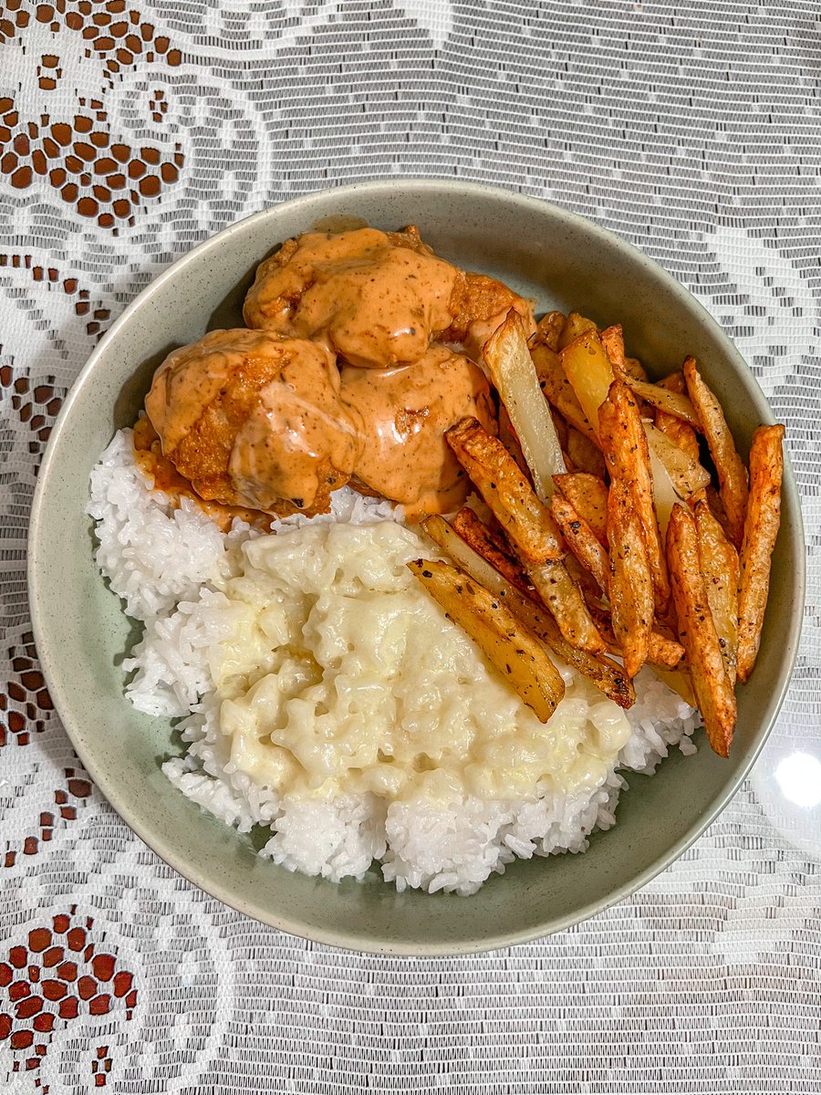 babymochitinnie's tweet photo. Homemade chicken nuggets with spicy sauce (and airfried fries) for my Sunday dinner awhile ago 🥰

#CookItLikeAPooky 👩🏻‍🍳 https://t.co/IaC7GIz7Gv