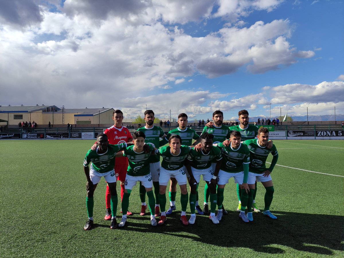 MORALO_CP's tweet photo. ⏱️ 1' | ¡Comienza el partido! 

Antes del comienzo de partido se guardó un respetuoso por D. Antonio Jiménez, aficionado histórico Moralo que falleció esta misma semana, DEP.

@MORALO_CP 0
@CD_DonAlvaro 0

#ElMoraloSinTiNoEsNada
#VuelveLaIlusion https://t.co/bpoX7KL0sF