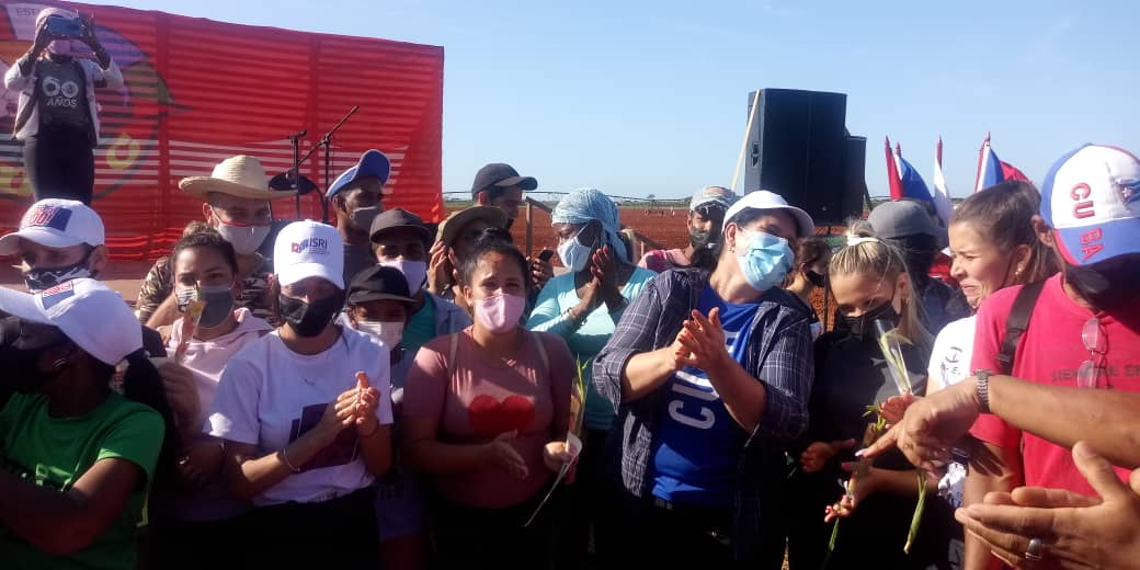 Disfrutamos junto a nuestra juventud una muy productiva jornada de trabajo voluntario. Momento propicio para entregar carné de militantes a jóvenes que ingresan a la UJC. Desde el surco haciendo patria. Estimulante la presencia de <a href="/QueipoRuiz/">Joel Queipo Ruíz</a>. #CubaViveYTrabaja #VamosConTodo