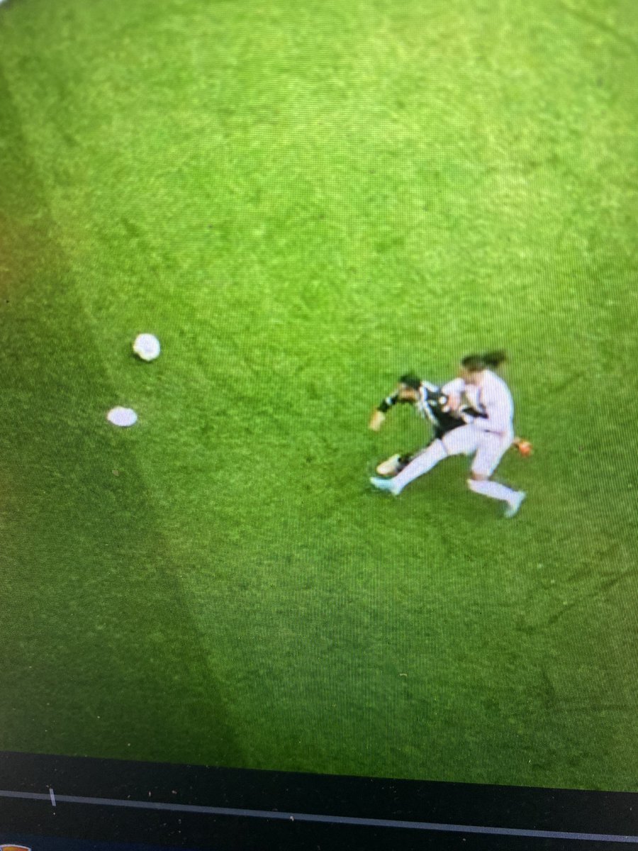 vincentduluc's tweet photo. Pas de penalty là dessus, alors que la longue séquence sans arrêt de jeu, derrière, a laissé plus de 3 minutes à la VAR pour revoir et réfléchir. Sérieux… https://t.co/vunsu7e8GC