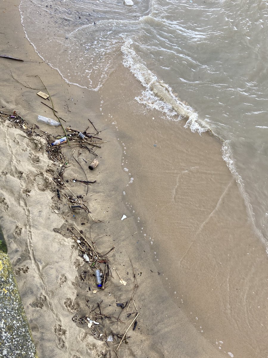 wazzo_m's tweet photo. Sad to see, after all the messaging, the plastic still being washed up daily by the tide. This at Greenwich Reach @KeepBritainTidy @Tidal_Thames95 @UNEP_Europe @DefraGovUK @SAS_London_ @CuddleEarth #TakeitHome #Binit #dontthrowit https://t.co/s0LJIkOFDR