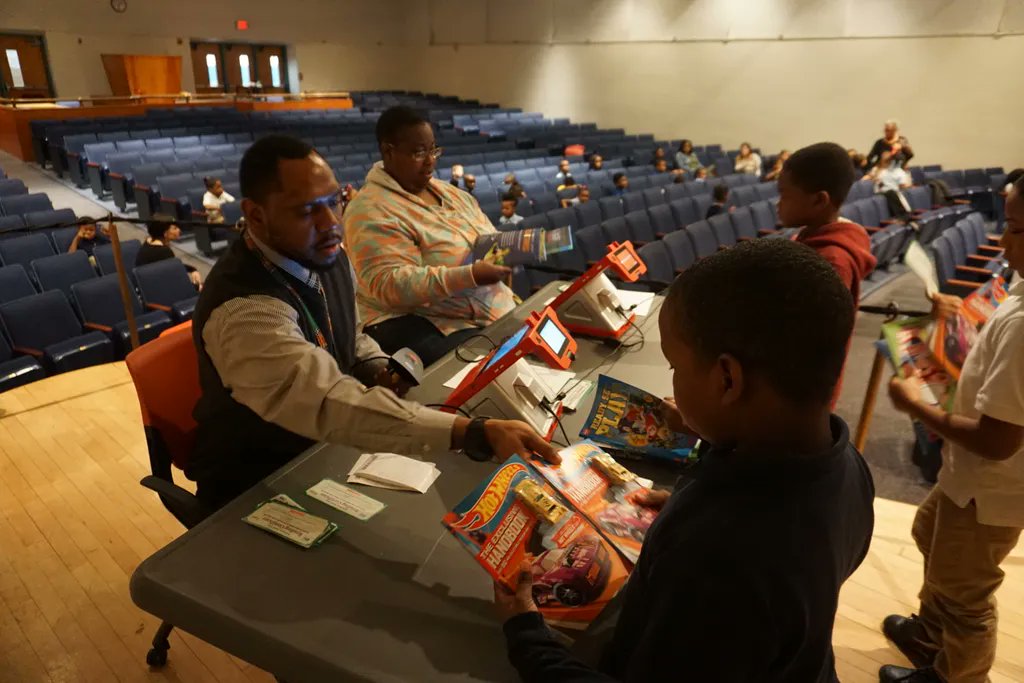 UnitedWayDE's tweet photo. Did you know that one in 10 kindergarten and 1st grade students miss nearly a month of school each year? We look for warning signals, like poor school attendance, to help identify families in need of support.  #GetDelawareReading #SundayMotivation https://t.co/u2B72YgfNx