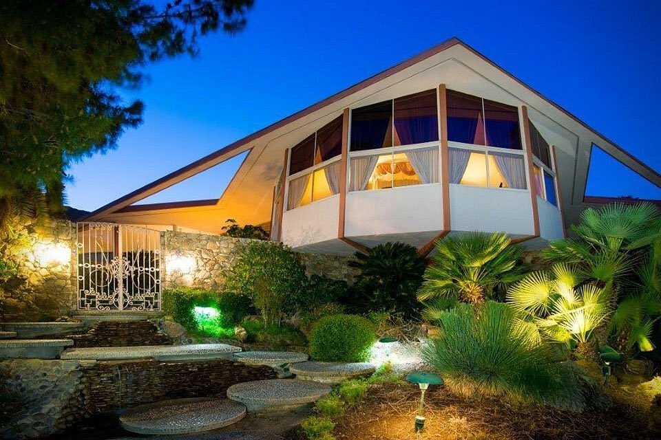 JAFConsulting's tweet photo. Did you know that Elvis Presley’s iconic honeymoon home is also located in Palm Springs?
#elvis   #ElvisPresley #palmsprings #sqa #sqa2022 #jafconsulting #booth211 #jafthemoreyouknow https://t.co/ziGJPmwjEx