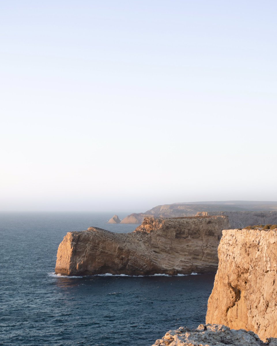 The portuguese west coast showing itself from its best side✨ Can’t go wrong with a sunset at Cabo de São Vicente.