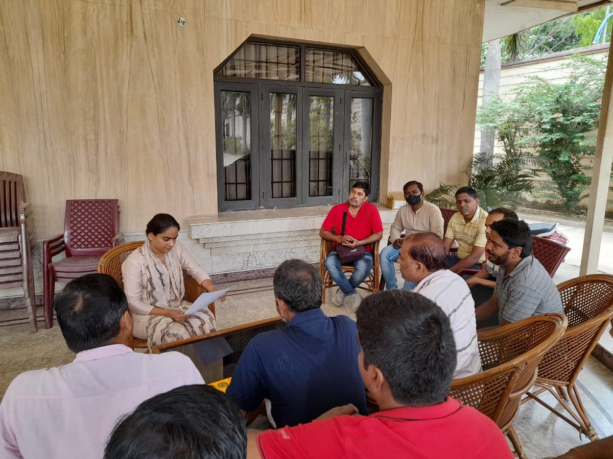 purnimaasingh's tweet photo. डीएवी कोयला नगर में नामांकित बच्चों के अभिभावकों ने स्कूल प्रबंधन द्वारा  2020 -22 का वार्षिक शुल्क लेने के विरोध में रघुकुल आवास पर मिल कर ज्ञापन सौंपा । 
राज्य सरकार का स्पष्ट निर्देश है कि कोरोना के कारण जब तक ऑनलाइन क्लास संचालित हुई, स्कूल को सिर्फ मासिक शुल्क लेना है। 
1/2 https://t.co/UueAHADDEP