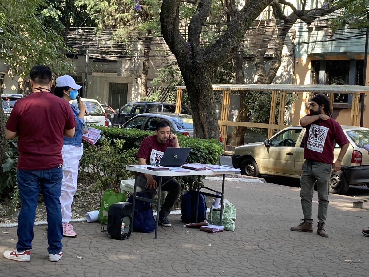 RulesAdri's tweet photo. Atención @INEMexico @INEtelMX están haciendo propaganda de #RevocacionDeMandato diciendo q son del #ine con los colores de @PartidoMorenaMx #morena en #parquemexico #condesa https://t.co/3aO2st5qtx