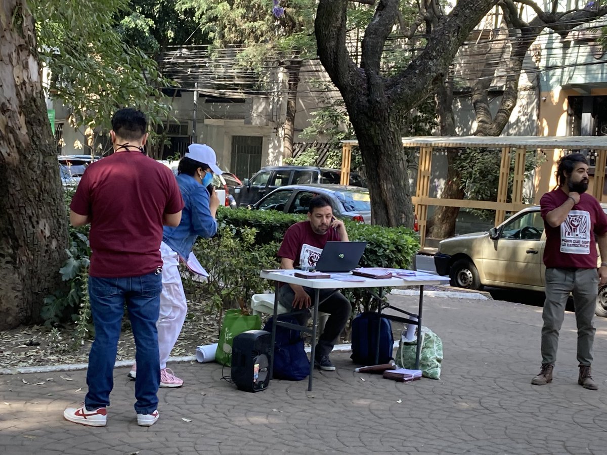 RulesAdri's tweet photo. Atención @INEMexico @INEtelMX están haciendo propaganda de #RevocacionDeMandato diciendo q son del #ine con los colores de @PartidoMorenaMx #morena en #parquemexico #condesa https://t.co/3aO2st5qtx