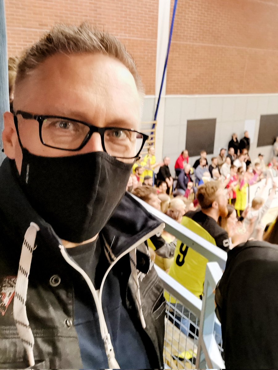 Jocka's tweet photo. Lempo-Volley taisteli upeasti lentopallon ykkössarjan voitosta ja Hakkarin halli oli ääriään myöden täynnä. Tunnelma oli katossa, mutta kotijoukkue joutui lopulta tyytymään kakkossijaan todellisen jännitysnäytelmän jälkeen. Hieno ottelu kaikesta huolimatta! https://t.co/WI0EVp87KQ