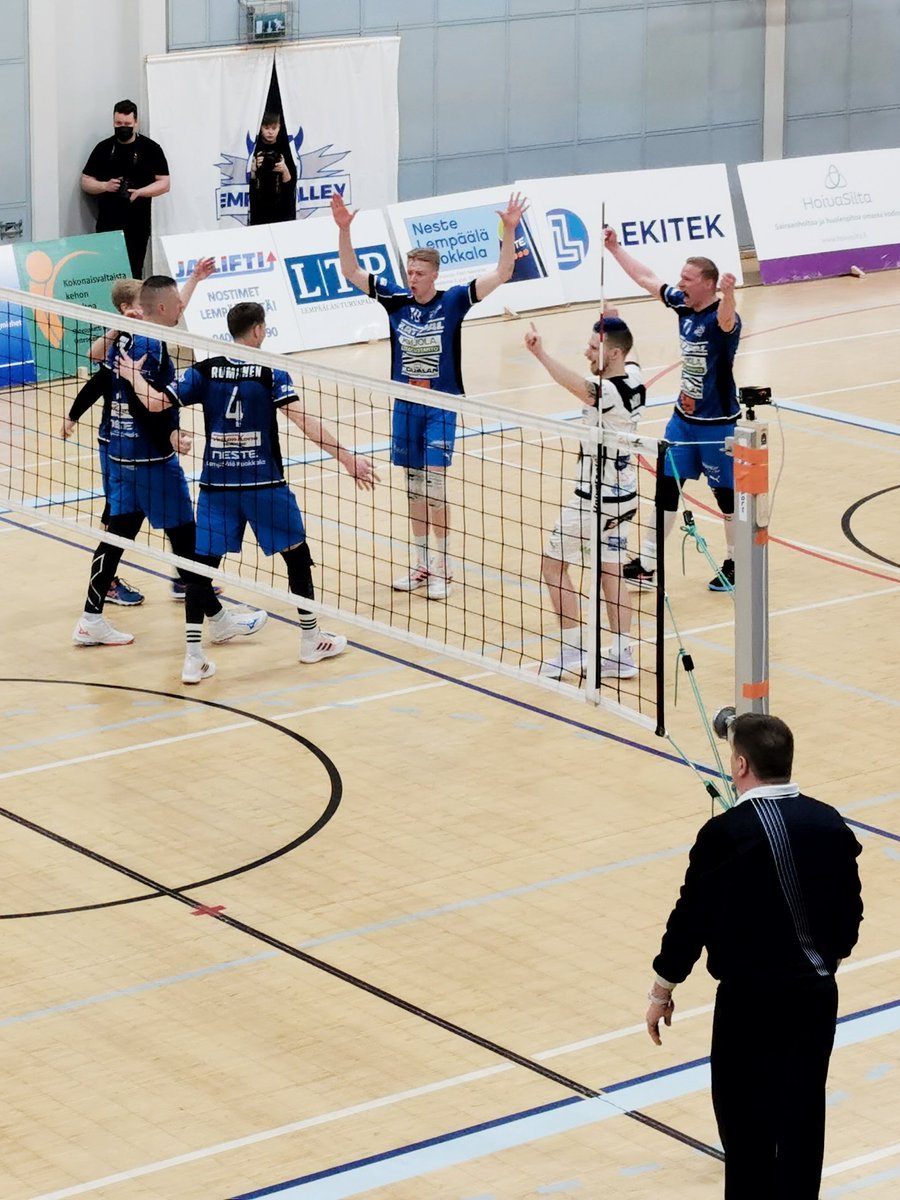 Jocka's tweet photo. Lempo-Volley taisteli upeasti lentopallon ykkössarjan voitosta ja Hakkarin halli oli ääriään myöden täynnä. Tunnelma oli katossa, mutta kotijoukkue joutui lopulta tyytymään kakkossijaan todellisen jännitysnäytelmän jälkeen. Hieno ottelu kaikesta huolimatta! https://t.co/WI0EVp87KQ