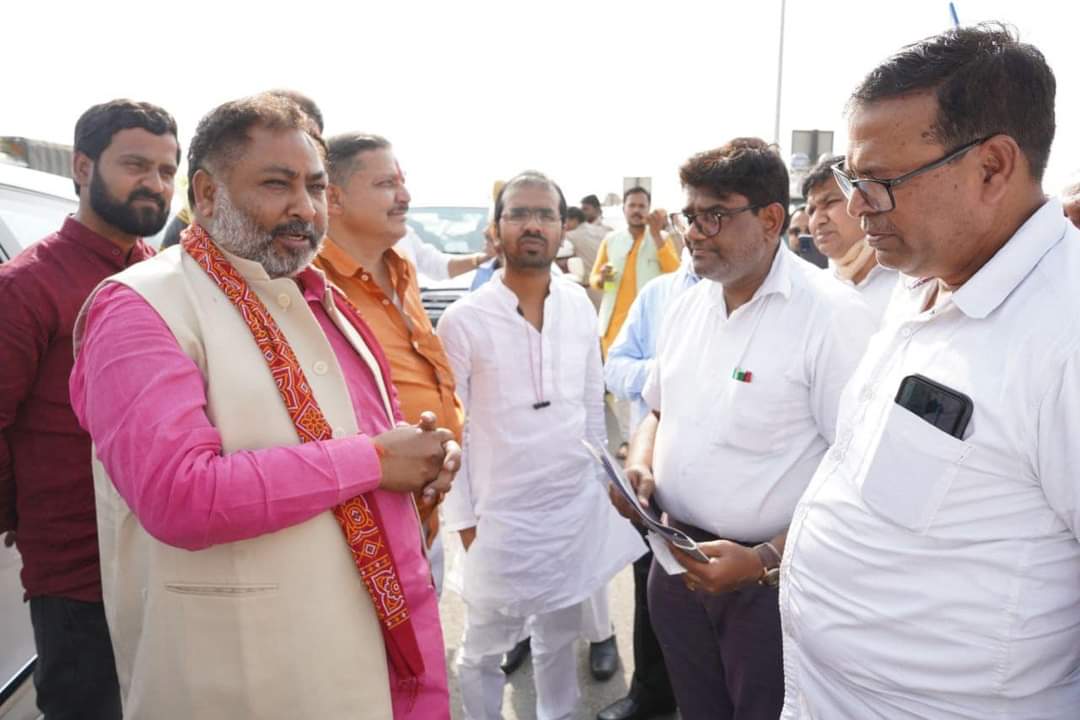 #बलिया जाते समय पूर्वांचल एक्सप्रेसवे पर आज़मगढ़ जनपद में डा० आर एन चौधरी आर॰टी॰ओ॰ (प्रवर्तन), राम ब्रिकेश सोनकर आर०टी०ओ० ने अपने स्टाफ़ के साथ स्वागत अभिनंदन किया एवं विभागीय कार्यों के बारे में संक्षिप्त परिचय व जानकारी दी।