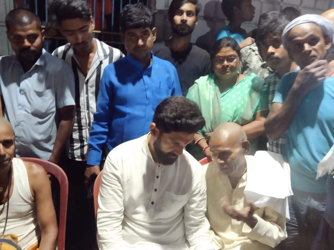 LJP4India's tweet photo. बीते कुछ दिन पूर्व श्री योगेन्द्र राय जी के पुत्र स्व. लाला राय जी की गोली मारकर हत्या कर दी गई थी।
जिसके उपरांत आज ग्राम सुल्तानपुर, जिला हाजीपुर वैशाली में लोजपा (रामविलास) के राष्ट्रीय अध्यक्ष आदरणीय श्री @iChiragPaswan जी ने शोकाकुल परिवारजनों से मुलाकात कर सांत्वना दी https://t.co/a6We7oKZwp