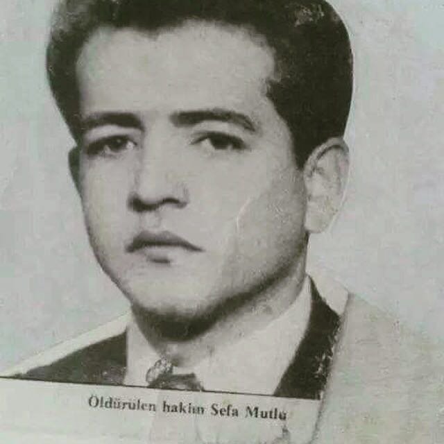 Sefa Mutlu.

Fakir ailenin "okumuş" çocuğu. Annesinin gururu, ailesinin medarıiftiharı. Ne Ankara'da dayısı, ne mafya abileri, ne de siyasi bağlantıları vardı.

Yılmaz Güney çocuklarının önünde katletti.
Ailesini tehdit ettiler.
Susturdular.
Unutur bu millet sandılar.

Unutmadık.