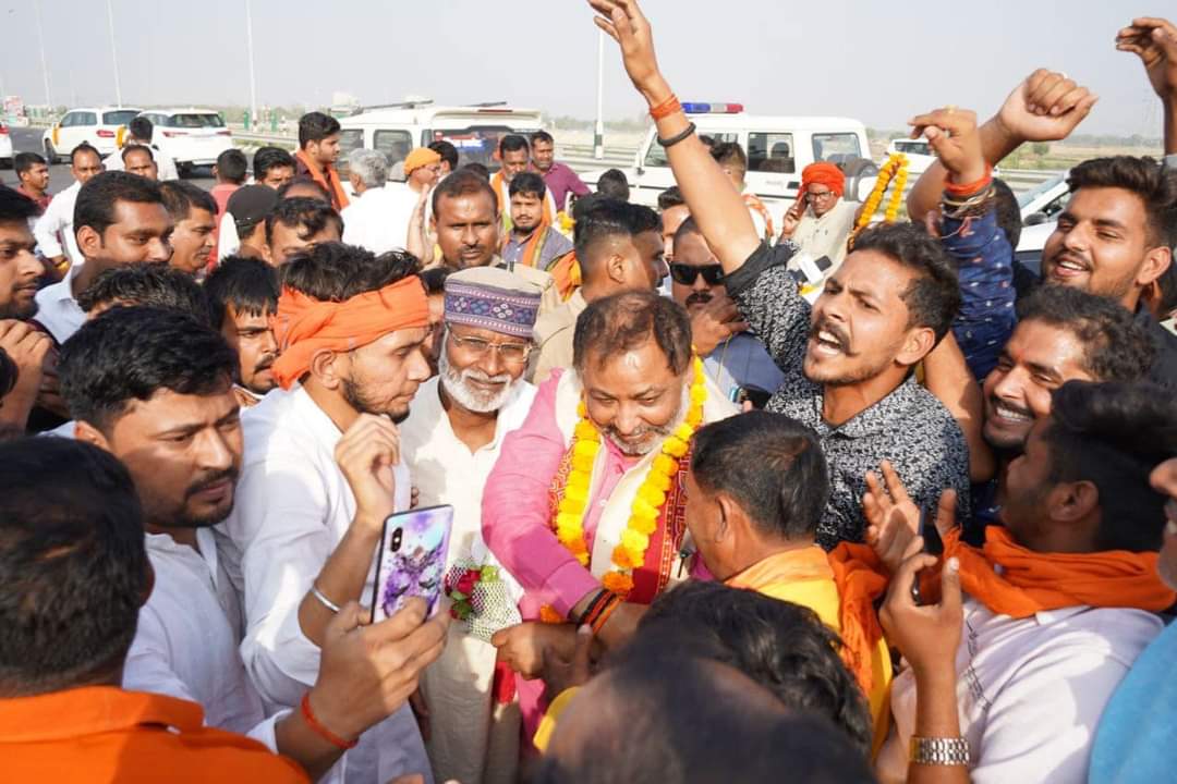 #बलिया जाते समय पूर्वांचल एक्सप्रेसवे पर आज़मगढ़ जनपद में ज़िलाध्यक्ष लालगंज (आज़मगढ़) श्री ऋषिकांत राय, ज़िला महामंत्री सूरज श्रीवास्तव व कार्यकर्ता बंधुओं द्वारा स्वागत के लिए हार्दिक आभार।