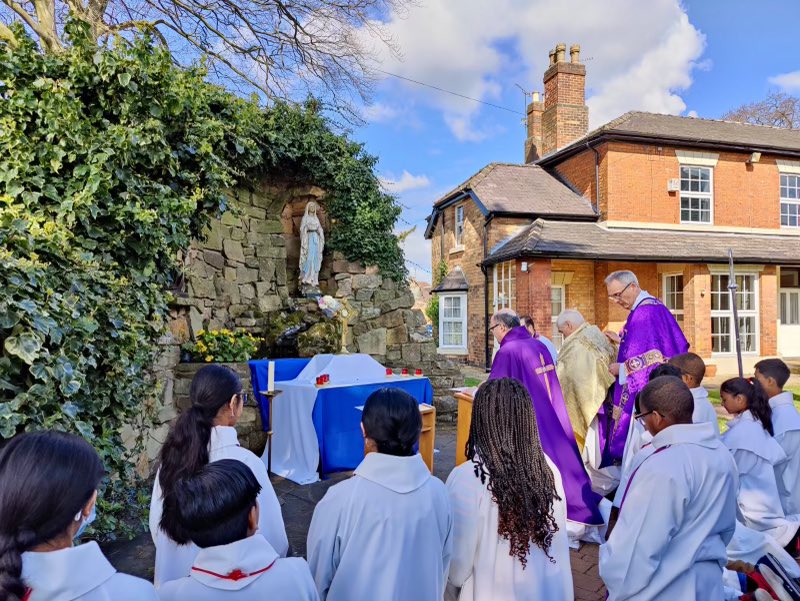 BishopPMcKinney's tweet photo. A wonderful Mass, Eucharistic procession &amp; Benediction to bring to conclusion 40 hours of Eucharistic Adoration @Our Lady of Lourdes parish, Mickleover. Congratulations to Fr Jonathan &amp; parishioners. May it bring you many graces &amp; blessings. #eucharist #encounter #discipleship https://t.co/BnkVZ87Jt7