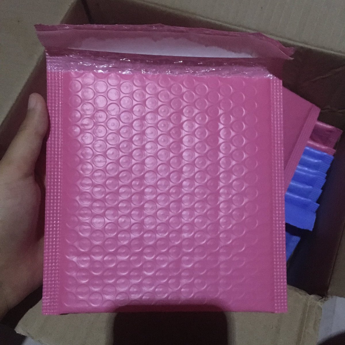 pxmmx_'s tweet photo. ส่งต่อซองพัสดุมีบับเบิ้ลในตัว ทั้งหมด33ชิ้น รวมเเบบซองน้ำตาลมีบับเบิ้ล3ชิ้น(มี4ขนาด) 120ส่งฟรี ตกชิ้นล่ะ3บาทนิดๆเองคับ🎀 #ส่งต่อเครื่องเขียน #ส่งต่อเครื่องเขียนมือสอง #ส่งต่อซองพัสดุ #ซองพัสดุ #ซองใส่การ์ด https://t.co/1gK8Ewj7JQ
