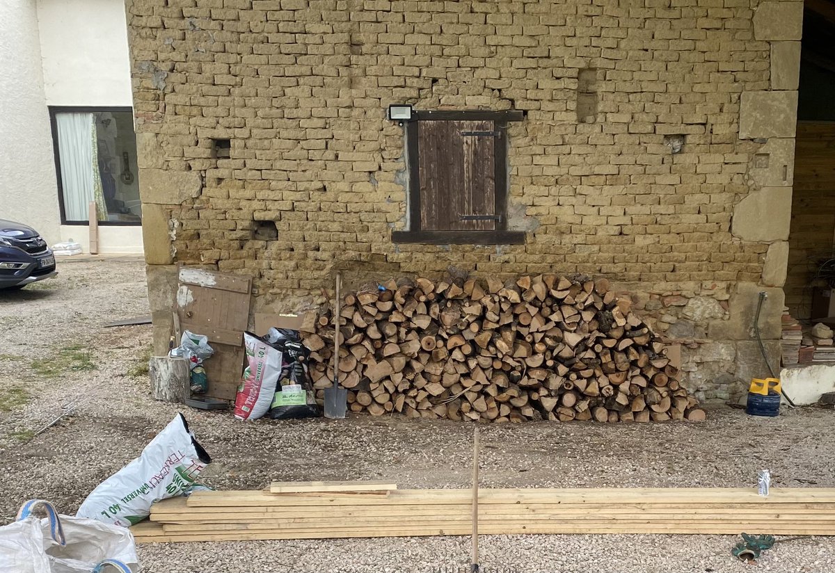 BigSi_Leafield's tweet photo. My Sunday…..finished off plastering the dinning room, piled 5 tonnes of logs and hung a curtain pole. #gitelife #france @diymagazine #noF1 #norugby https://t.co/4R2YDtPFBw