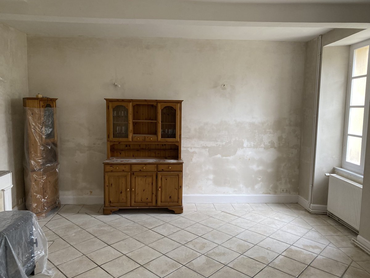 BigSi_Leafield's tweet photo. My Sunday…..finished off plastering the dinning room, piled 5 tonnes of logs and hung a curtain pole. #gitelife #france @diymagazine #noF1 #norugby https://t.co/4R2YDtPFBw