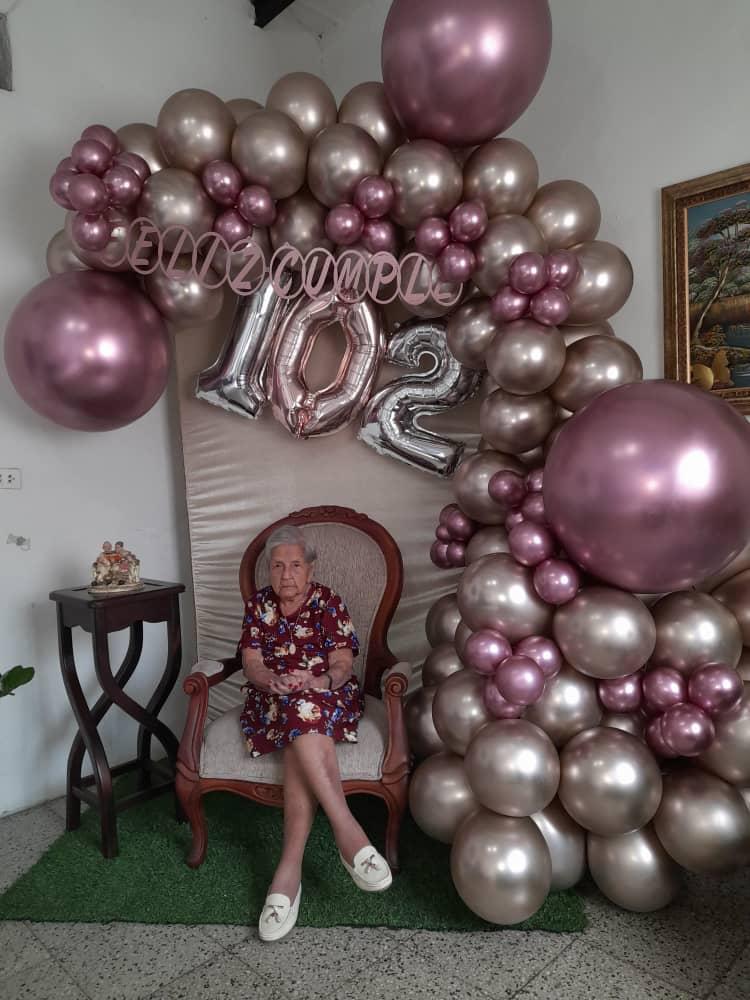 TachiraNoticias's tweet photo. 102 AÑOS DE VIDA DE DOÑA MECHE🥳

102 años de vida cumple la señora Mercedes Mogollón dé Velasco, una de las mujeres Sancristobalenses más longevas de la actualidad, es de los pocos habitantes que han vivido casi un cuarto de tiempo desde la fundación la Villa heróica. https://t.co/IxuHBBhC7k