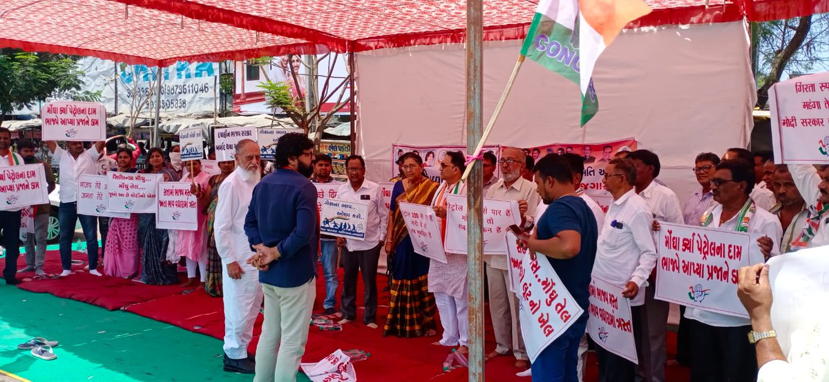 AnantPatel1Mla's tweet photo. નવસારી જિલ્લા કોંગ્રેસ સમિતિ અને ચીખલી તાલુકા કોંગ્રેસ સમિતિ દ્વારા મોંઘવારી નાં વિરુદ્ધ માં વિરોધ પ્રદર્શન અને પ્રતિક ધરણાં કરવામાં આવ્યાં. https://t.co/5hwziQJ469